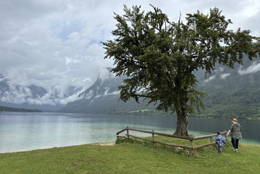 Šetnja uz jezero ispod planina, trenutak odmora u prirodi